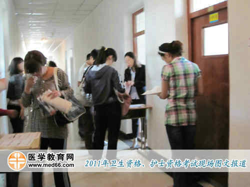 监考老师进行在考生进入考场前进行证件及物品检查